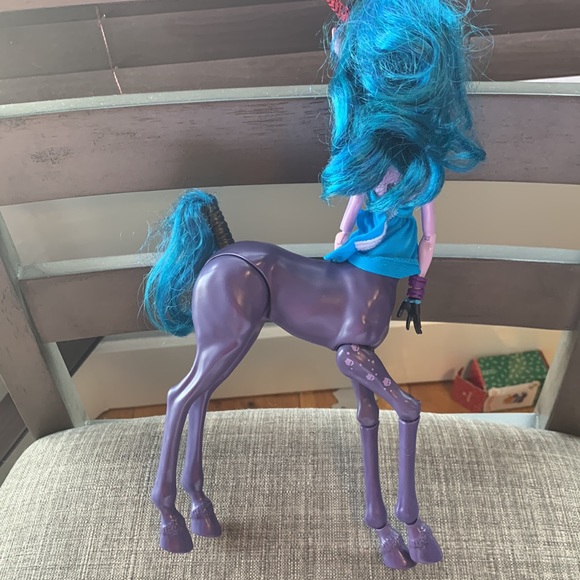 Monster High Freaky Fusion Hybrids - Avea Trotter Doll - Picture 3 of 5